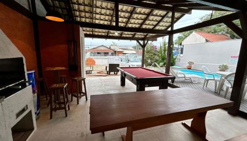Piscina e Sinuca CASA Beto Carrero 500m do Parque 1 suite e 2 quartos 3bwc a 300m da Praia churrasqueira e estacionamento privado - Foto 3