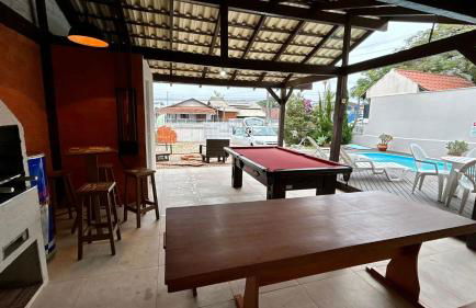 Piscina e Sinuca CASA Beto Carrero 500m do Parque 1 suite e 2 quartos 3bwc a 300m da Praia churrasqueira e estacionamento privado - Foto 3