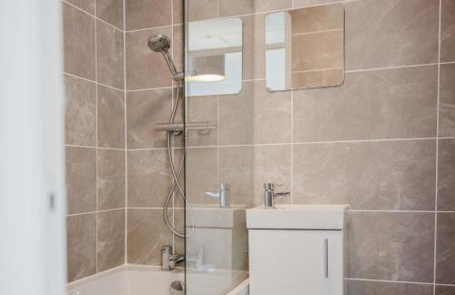 Corner House - Bright 2 Bed in Cheltenham - Photo 89