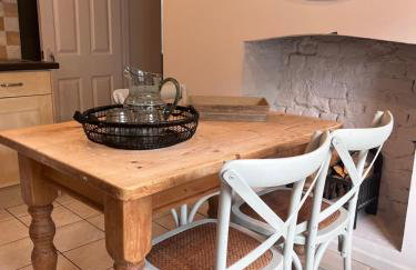 CWTCH COTTAGE Llantrisant 2 bed home - sleeps 4 - Foto 4