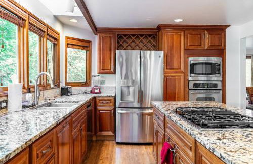 Spacious 3BR Redmond Home with Fireplace & BBQ - Foto 5