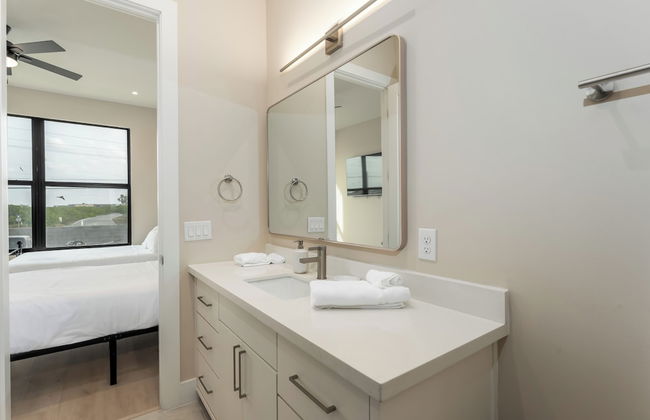 Spacious Bay - Photo 18