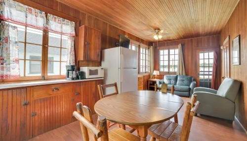 Beach and Dock Access! Cabin 6 in Cedarville Resort - Foto 3