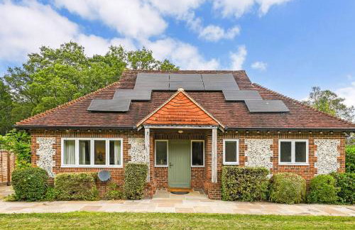 Woodland Cottage by inspirestays-com - Photo 4