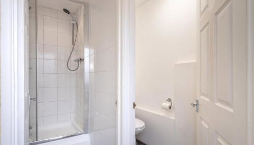 Serene 5BR - A Cozy Home Away From Home - Foto 4, Shower