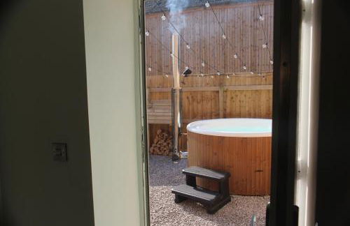 Robin Cottage Luxury Barn with Wood-Fired Hot Tub - Foto 12