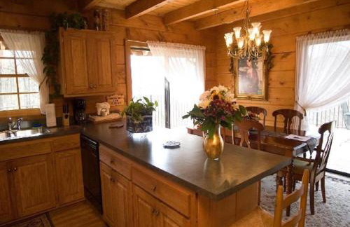 Family Cabin Vacation Getaway with Waterfall Views in Northwest Arkansas - Foto 3