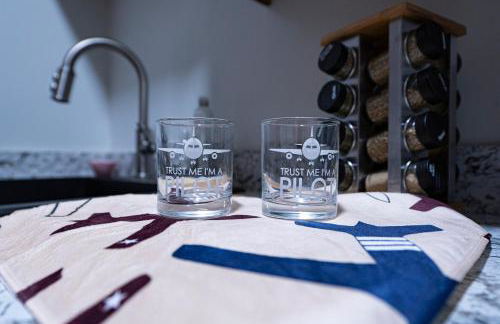 Dual patios, Free Laundry Service, College steps - Foto 15