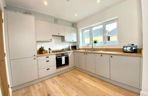 Stunning NEW Large 3 bedroom House - 5 Minutes to the nearest Beach! - Great Location - Garden - Parking - Fast WiFi - Smart TV - Newly decorated - sleeps up to 7! Close to Poole & Bournemouth & Sandbanks - Foto 18