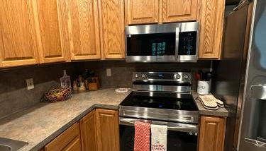 Pocono Hideout Family Home with Hot Tub Deck Sunroom Pool Big Bass Lake Larsen Lake Gouldsboro Clifton Township - Foto 4