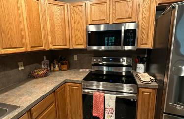 Pocono Hideout Family Home with Hot Tub Deck Sunroom Pool Big Bass Lake Larsen Lake Gouldsboro Clifton Township - Foto 4