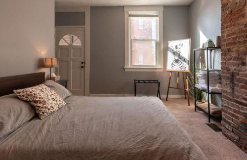 Cozy Apt in Walkable Area Downtown with Parking - Foto 11