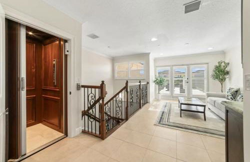 Lux Home with Rooftop & Elevator 2mi to Beach - Foto 28