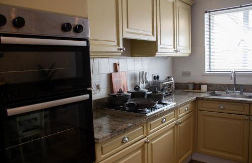 Characterful Cottage - Sleeps 6 - Parking - High Street - Photo 4