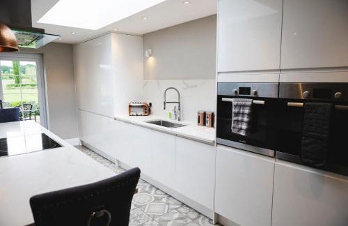 Large Country House with Hot Tub, Pool Table, and Log Burner - Photo 30