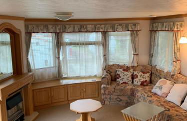 Lovely Semi-rural Caravan & Hot Tub - Sleeps Fam 6 - Photo 21