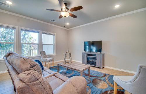 Near Grand Lake Charming Grove Home with Deck - Foto 4