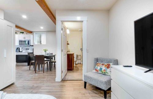 Adorable new studio with free parking and WiFi - Foto 32