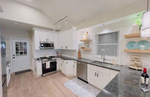 3BR Beach House | Fire Pit & Bar | Steps to Beach - Foto 9