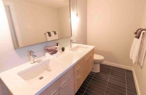 Spacious 2 bed 2 bath Downtown OTR condo minutes walk to the Reds Bengals stadium & more! - Foto 13