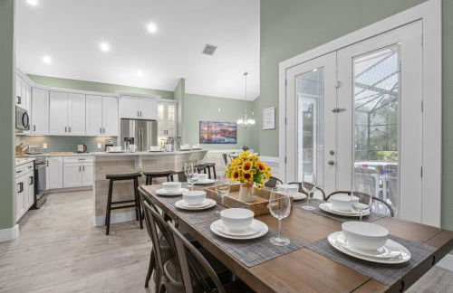 Brand NEW Modern Luxury wPrivate Pool Hot Tub BBQ Home Cinema 2 Miles to Disney - Foto 19