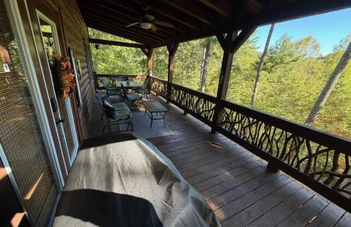 The cozy Lazy Laurel with year-round mountain views, hot tub, fire pit - Foto 22