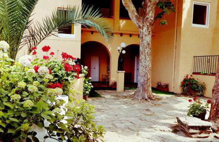 Apartamento con jardín a 11 metros de la playa. CG. - Foto 46