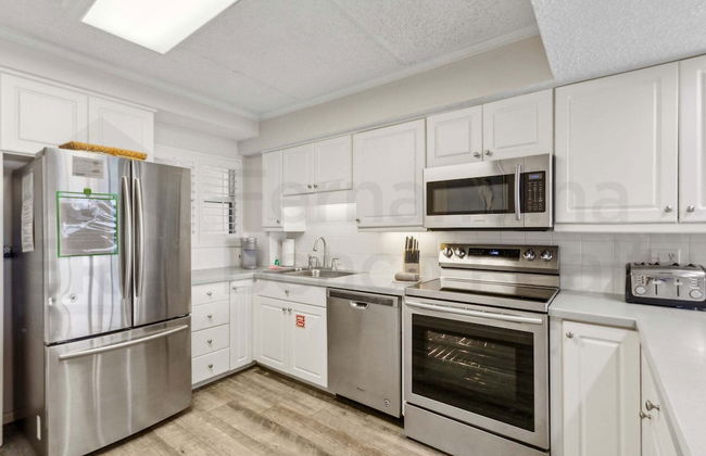 Upper Unit Condo Overlooking Both the Ocean Pier and Swimming Pool by RedAwning - Photo 12