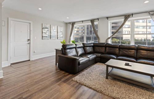 Luxurious 8BR Beach Duplex w Ocean Views - Photo 48