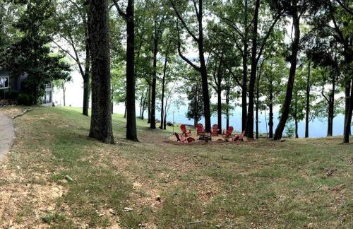 Inmerse in the Serenity of this Lakefront Cottage in Cadiz, Kentucky - Foto 40