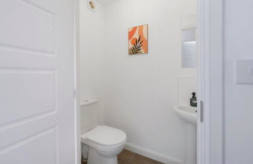 Newcastle Spacious 3-bedroom Semi-detached House with Parking, Sleeps 8, by URBAN PINNACLE STAYS - Foto 14