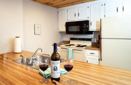 Peaceful 2-bedroom townhome retreat w/wooded view - Foto 16