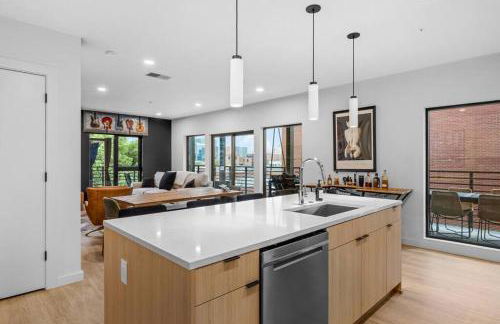 Skyline View, Pool, Gym, Balcony's, Walk to BWay! - Foto 10