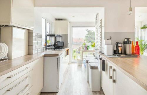 Bright & Stylish 4-Bed Home in the Heart of Morden - Photo 7