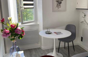 AUX 4 LOGIS - Studio Le Flore - Petit déjeuner offert 1ère nuit - Foto 1