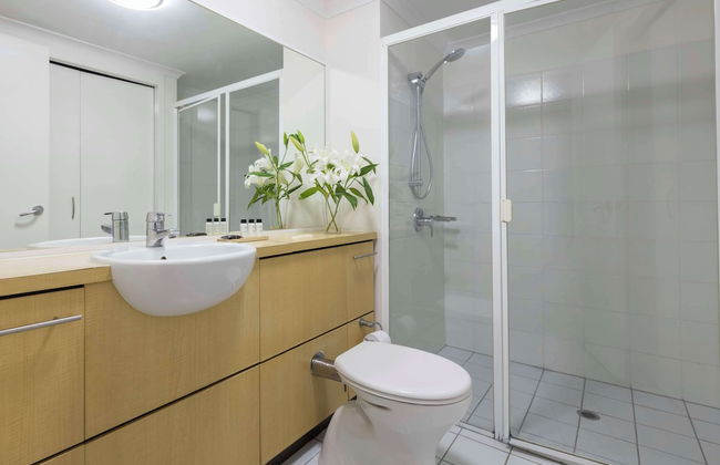 Oaks Brisbane River City Suites - Photo 10