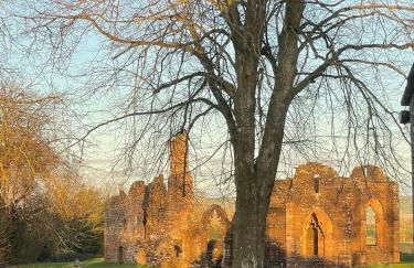 Lovely 2 bed apartment with hot tub log burner and off street parking - Foto 2