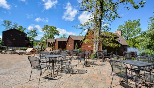 Luxury Lakefront Chalet Resort 2 Pools FREE Amenities Dock Kayaks Waterslide - Foto 2