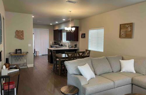 Family friendly 4-bdrm 3.5 bath w guest suite - Foto 1