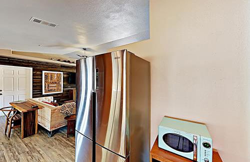 Rawhide Ranch - Walk to Pappy and Harriet's with Hot Tub! home - Foto 12