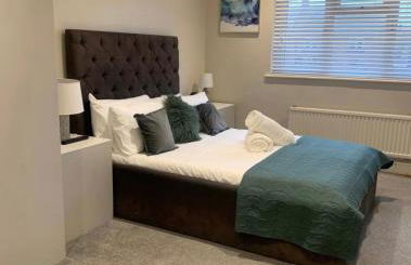 7 bed 3 bath M25 Long term Parking - Foto 20