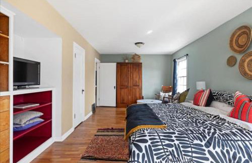 Bright & Cozy 2BR | Near Downtown, MSU & Hospitals - Foto 16