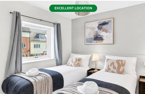 Stylish 3 Bedroom House - Excellent Location - Free Parking, Garden, Fast Wifi, Work Space and Self-Check-In by Yoko Property - Foto 1