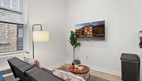 Studio Apt with Laundry, Near Shops! - Montrose Studio rep - Photo 3