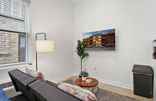 Studio Apt with Laundry, Near Shops! - Montrose Studio rep - Photo 3