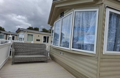 Caravan with hot tub at Tattershall lakes - Foto 17