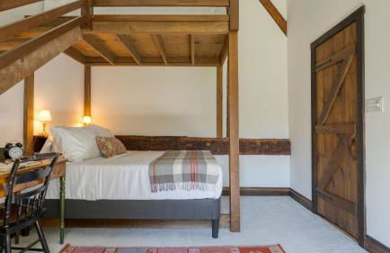 Historic Barn Retreat w Pool Pond Views Longview Pond Lodge by AvantStay - Foto 32