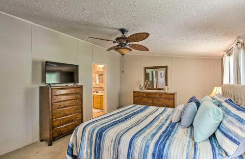 Lakefront Retreat with Pier, Bar Hut and Fireplace! - Foto 13