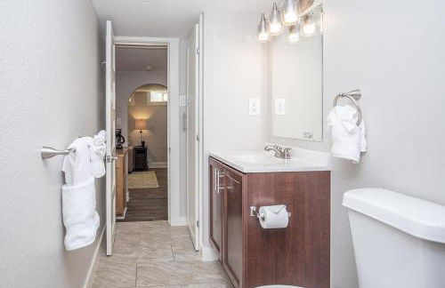 Cozy Retreat | Walk to Unc | Free Cruiser Bikes - Foto 36