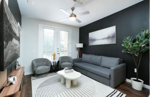 Chic 1BR w Gym & Parking Near Rvrwalk & Dome - Foto 61